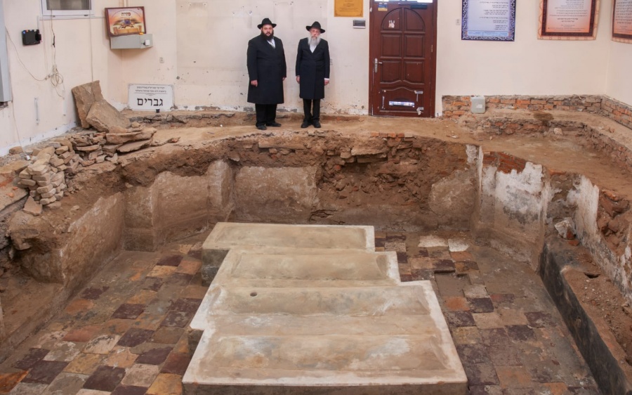 надгробия раввина Леви Ицхака и его сыновей